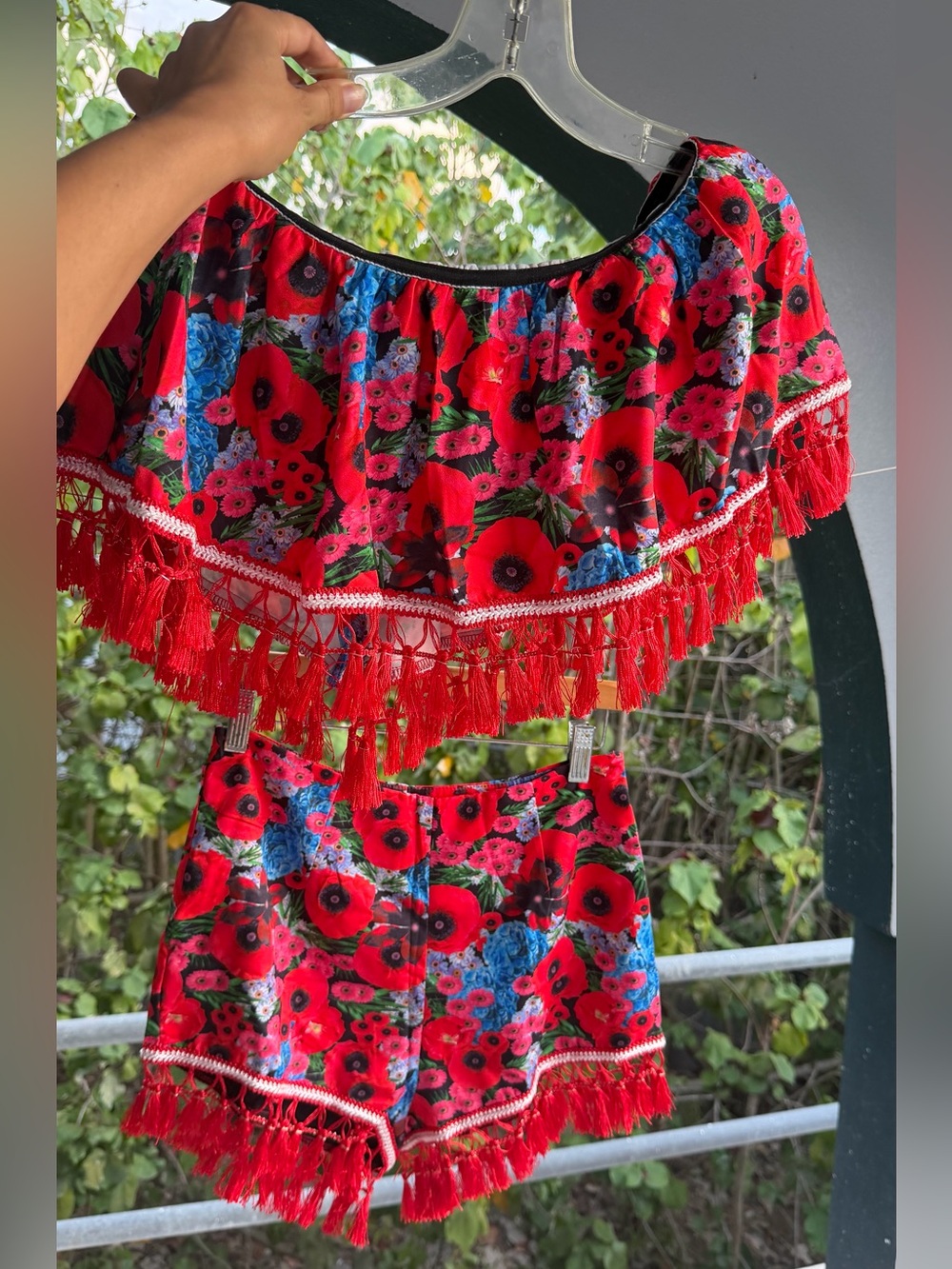 L’ATISTE Red Floral Two-Piece Boho Cropped Set w Tinsel Accents & Tassels Size M